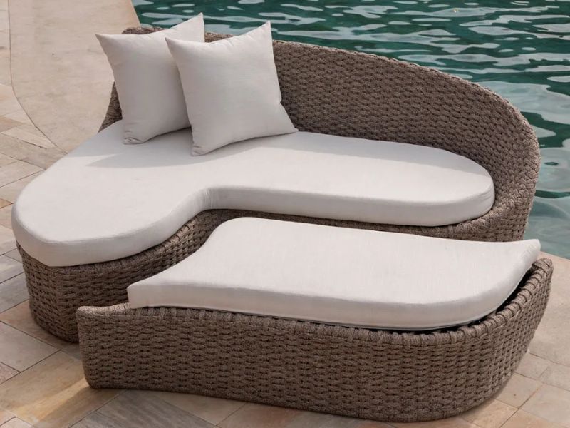 sofá redondo para área externa de hotel